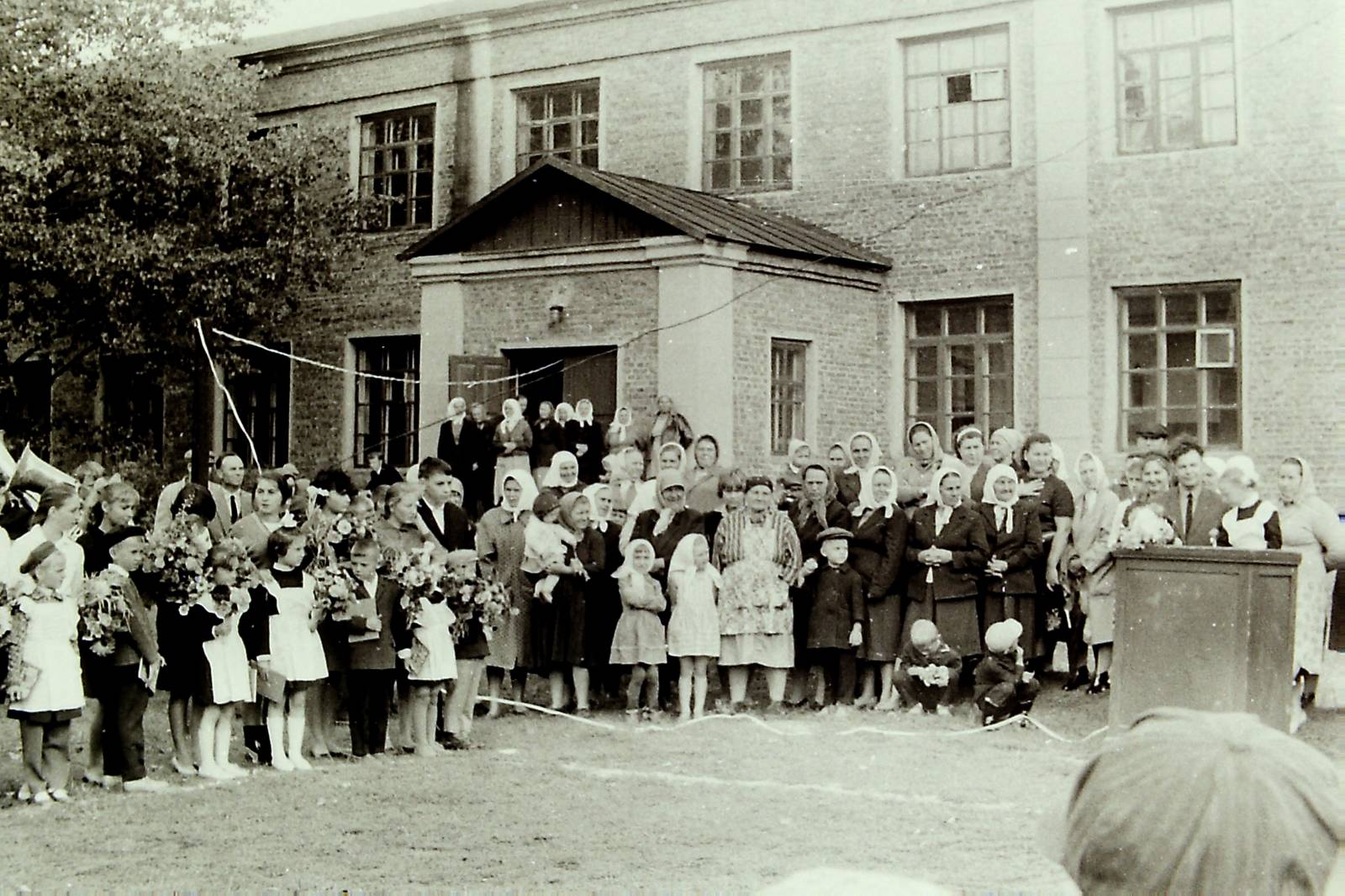 Старое здание школы с учениками